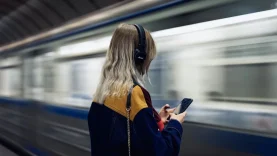 entre-pantallas-y-silencios-la-soledad-en-los-jovenes-wide_webp